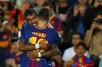 Paulinho y Leo Messi celebran un gol en el encuentro contra el Eibar. 