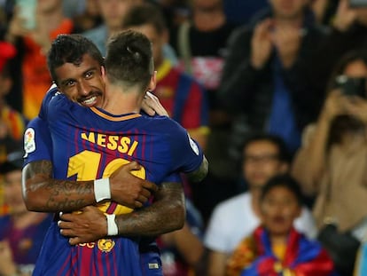 Paulinho y Leo Messi celebran un gol en el encuentro contra el Eibar. 