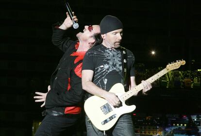 Bono y The Edge durante el concierto que dieron en el Vicente Calderón en agosto de 2005.