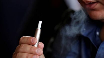 Un usuario de un dispositivo de tabaco calentado Iqos, de Philip Morris.