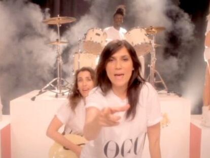 Varias modelos acompañan a Emmanuelle Alt en el clip de lanzamiento de la nueva web de la edición francesa de 'Vogue'.