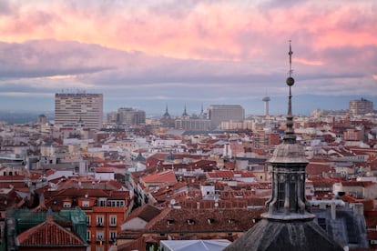 Vista de los techos del centro de Madrid, al fondo el Faro de Moncloa.