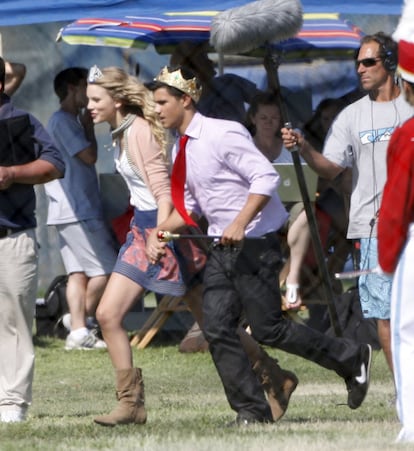 Al principio de su carrera, Taylor Swift también trató de hacer sus pinitos como actriz. En la imagen, con el actor Taylor Lautner en el rodaje de 'Historias de San Valentín', en 2009. Hoy su relación con la industria del cine se limita a algunas bandas sonoras, siendo la más reciente 'I Don't Wanna Live Forever', para la tercera entrega de la serie '50 sombras de Grey'.