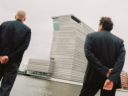 Juan Herreros y Jens Richter retratados frente al museo Munch.