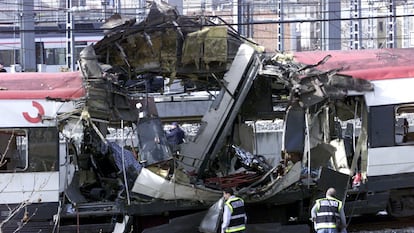 Atentado terrorista del 11-M. Cuatro trenes de cercanía explotaron en un atentado coordinado. En la imagen, un vagón de cercanías en la estación de Atocha.