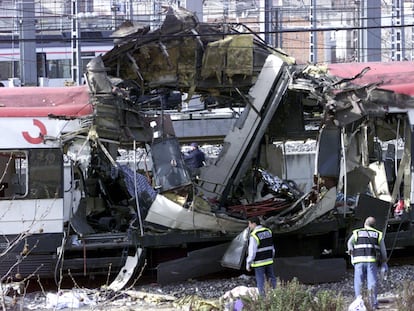 Atentado terrorista del 11-M. Cuatro trenes de cercanía explotaron en un atentado coordinado. En la imagen, un vagón de cercanías en la estación de Atocha.