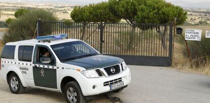 Un coche patrulla de la Guardia Civil, a la entrada de la finca.