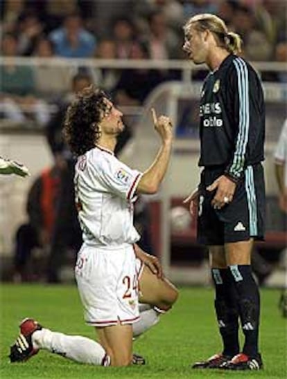 Pablo Alfaro y David Beckham discuten durante un lance del partido.