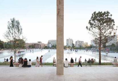 Vista parcial de la enorme plaza de Skanderbeg de Tirana, premiada ahora con un premio europeo.