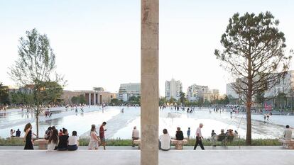Vista parcial de la enorme plaza de Skanderbeg de Tirana, premiada ahora con un premio europeo.