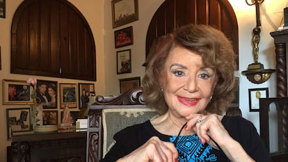 Delia Fiallo, en su casa de Miami en 2018, rodeada de recuerdos de algunos de sus éxitos.