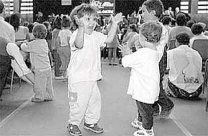 Un grupo de niños baila, ayer, en el pabellón de Mendizorroza, en festival de jazz de Vitoria.