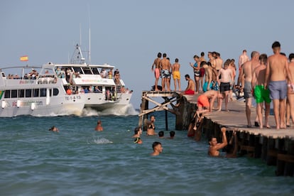 Un catamarán turístico que llega a uno de los muelles presentes en Playa de Muro (Mallorca), este martes.