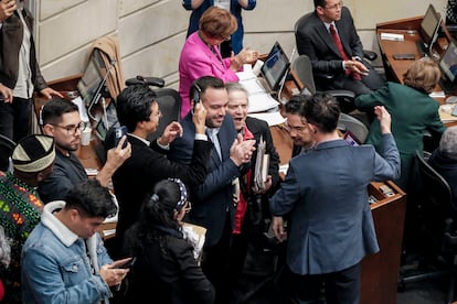 Senadores del partido Pacto Histórico celebran la aprobación de la reforma aboral en su ultimo debate en el congreso de la república, el 17 de junio del 2025.