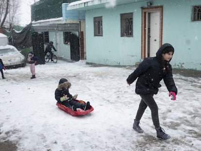 Niños juegan en la nieve dentro de una finca de la Cañada Real, a las afueras de Madrid.