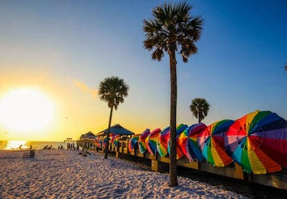 Llarga i concorreguda al llarg de tot l'any, Clearwater Beach ocupa la setena posició d'una llista que es fa en funció de la qualitat de les valoracions que obté una platja. Les seves tranquil·les aigües la converteixen en el lloc perfecte per als aficionats al ‘paddle surf’, i el seu passeig marítim, conegut com a Beach Walk, atreu ‘runners’, ciclistes i patinadors.