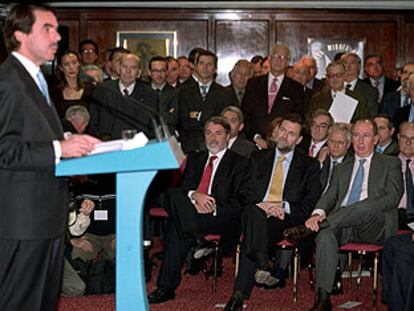 En primer término, Jaime Mayor Oreja, Mariano Rajoy y Rodrigo Rato, en el acto de presentación de FAES por Aznar, en noviembre de 2002.