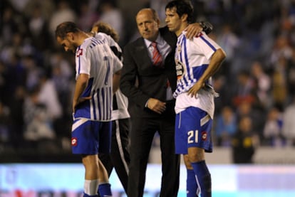 Miguel Ángel Lotina consoles Juan Carlos Valerón.