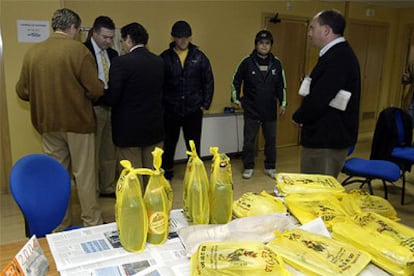 Los dirigentes críticos del PP encargaron comida y bebidas para el encierro.