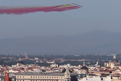 La Patrulla Águila sobrevolaba Madrid en el arranque del desfile del 12 de Octubre. 