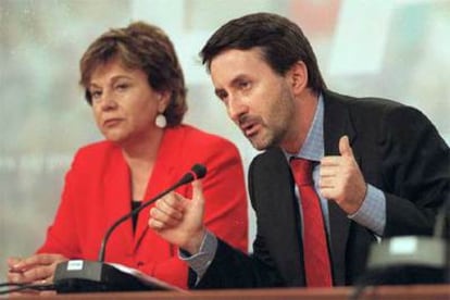 Josu Jon Imaz, acompañado de la secretaria del EBB, durante la conferencia de prensa ofrecida en Bilbao.