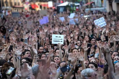 Concentración contra la primera sentencia en el juicio por la violación grupal de San Fermín, en abril de 2018, frente al Ministerio de Justicia, en Madrid.