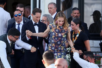 El presidente de Ferrari, John Elkann, y su esposa, Lavinia Borromeo, también presentes en la boda en Venecia, abandonan el Hotel St. Regis este viernes.