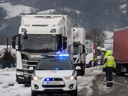 Camiones atascados en la localidad cántabra de Arenas de Iguña por la nevada caída en la A-67.
