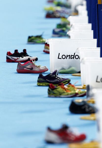 Las zapatillas de las corredoras en el punto de transición durante la prueba de triatlón femenino.