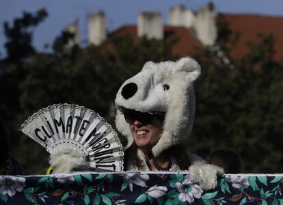 Una joven disfrazada de oso polar durante las protestas por el clima, en Praga (República Checa).