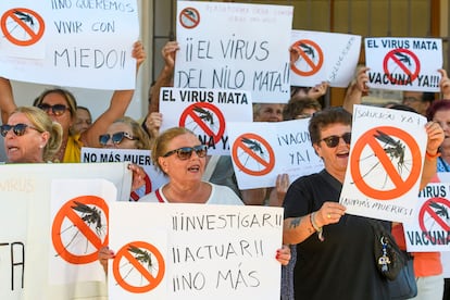 Manifestación de la Plataforma ciudadana de Lucha contra el Virus del Nilo en Isla Mayor (Sevilla).