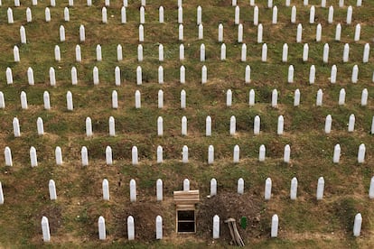 Vista aérea del Centro Memorial de Srebrenica y una de las tumbas cavadas, este jueves, en Bosnia y Herzegovina. 