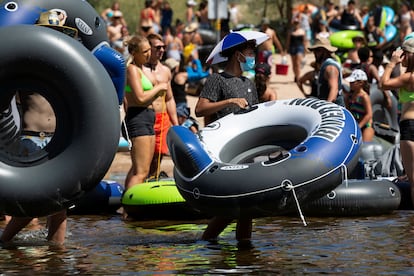 Festa de lanchas no Salt River, Arizona, em 27 de junho. 