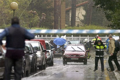 El coche bomba ha esparcido los restos del coche por una amplia zona del barrio getxotarra de Neguri. El coche ha estallado antes de la hora anunciada por el comunicante, por lo que un agente de la Ertzaintza ha resultado herido mientras participaba en la colocación del control policial.