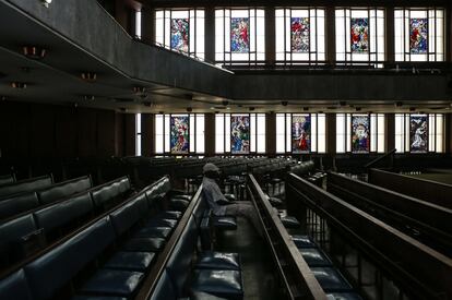 Ambrose Maripavana, de 35 años, en el interior de la Iglesia metodista de Johannesburgo. Maripavana llegó a Sudáfrica en 2009, dejando dos hijos y a una mujer que murió en un accidente de tráfico en 2011. Ahora trabaja como seguridad en la Iglesia y vive con una mujer en una habitación en el mismo edificio. Se casará en 2014.