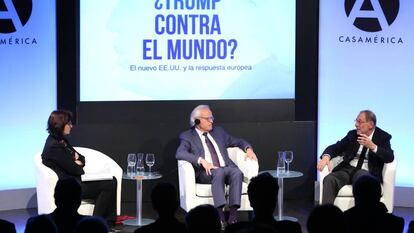 Ana Carbajosa, Martin Indyk (c) y Javier Solana, durante el acto celebrado este viernes en Casa Am&eacute;rica.