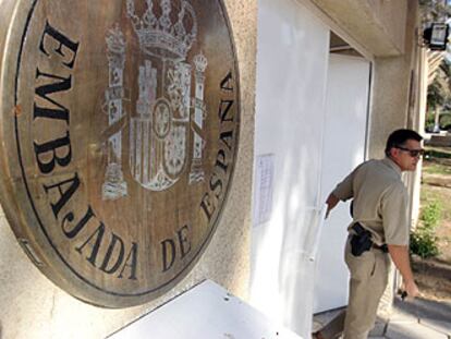 Un empleado de la Embajada de España en Bagdad sale ayer del edificio principal.