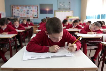 Alumnos del colegio público bilingüe Padre Coloma de Madrid, durante un examen en 2015.