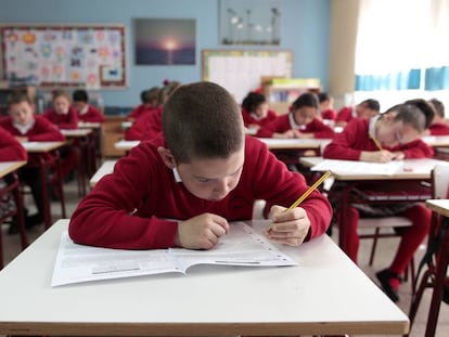 Alumnos del colegio público bilingüe Padre Coloma de Madrid, durante un examen en 2015.