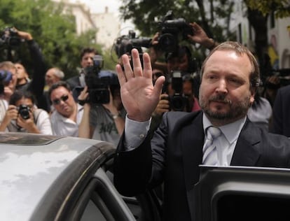 Mart&iacute;n Slabbatella leaving Clar&iacute;n newspaper headquarters in Buenos Aires