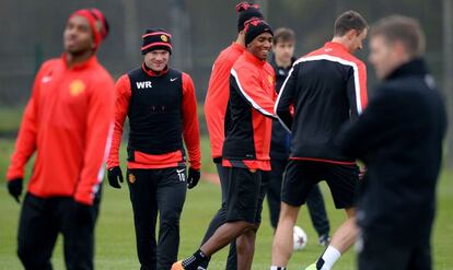 Wayne Rooney, segundo por la izquierda, participa con sus compañeros en un ejercicio del entrenamiento.