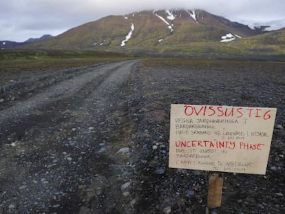 Un cartel de alerta en la carretera al volc&aacute;n island&eacute;s Bardarbunga. 