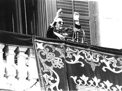 Franco saluda desde el balc&oacute;n del Palacio Real de Madrid en octubre de 1975.