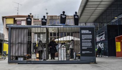 Instalación para reclamar la excarcelación de los exconsejeros en una plaza de Olot.