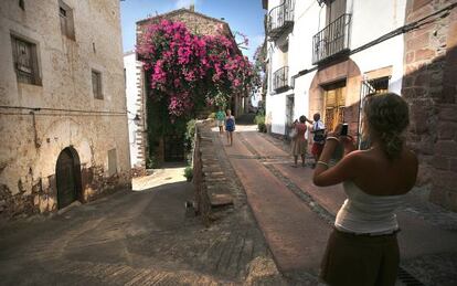Una de las calles del casco antiguo de Vilafamés, en Castellón.