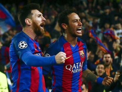 Messi y Neymar celebran el pase a cuartos de la Champions tras el 6-1 al PSG.