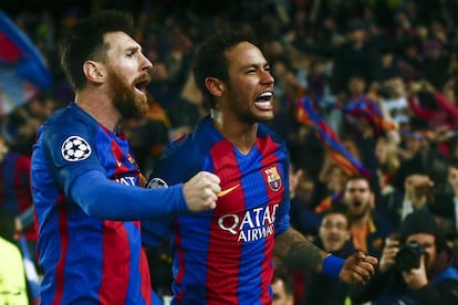 Messi y Neymar celebran el pase a cuartos de la Champions tras el 6-1 al PSG.