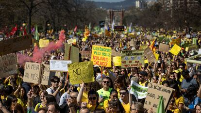Miles de profesores se manifiestan en Barcelona durante la última jornada de huelga para reclamar mejoras laborales