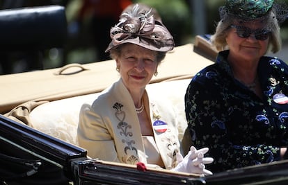 La princesa Ana de Inglaterra (segunda hija de la reina Isabel II) llega a las carreras de Ascot en el primer día de las mismas.