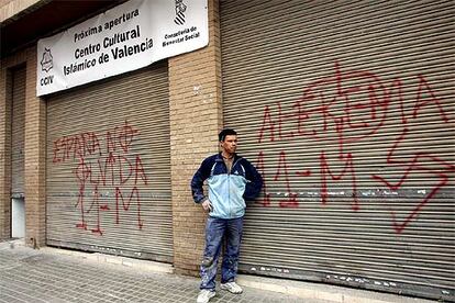 La fachada del Centro Cultural Islámico de Valencia con pintadas ultras alusivas al 11-M.